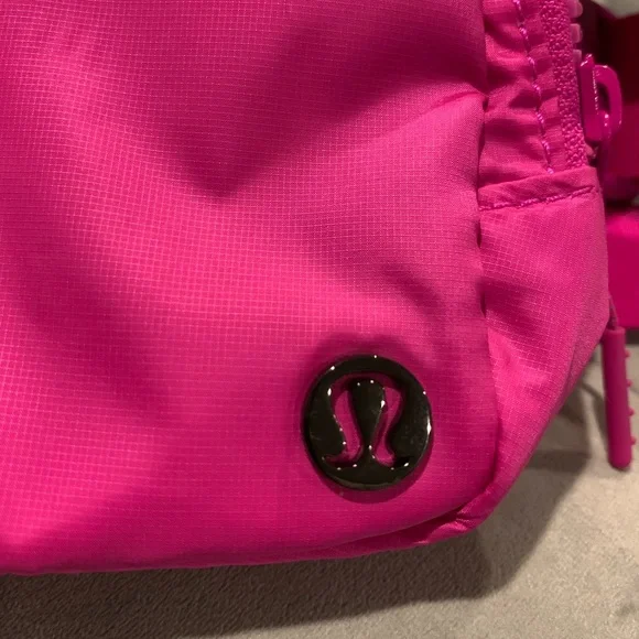 NWT Rare 🦄 Lululemon Everywhere Belt Bag Highlight Purple - Picture 7 of 14